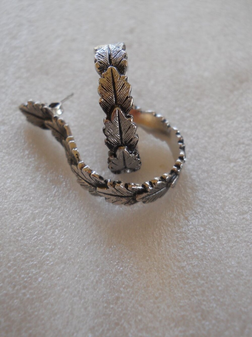 Vintage Avon - Leaf Hoop Earrings 1125